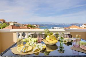 a table with a bowl of fruit on top of a balcony at Stella Maris in Kali