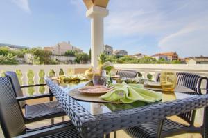 a table and chairs on a balcony with a view at Stella Maris in Kali