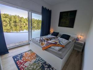 Postel nebo postele na pokoji v ubytování Hausboot Lena