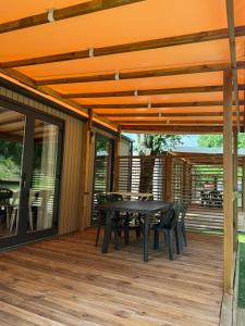 Camping Familial - Parc Aquatique - Grande Aire de Jeux à la Montagne的庭院或其他户外区域