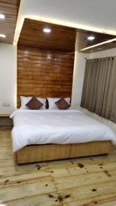 Un pat sau paturi într-o cameră la Chatanya Cottages