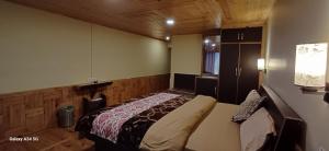 Un pat sau paturi într-o cameră la Chatanya Cottages