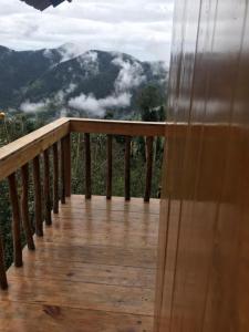 O vedere generală la munți sau o vedere la munte luată de la acest han