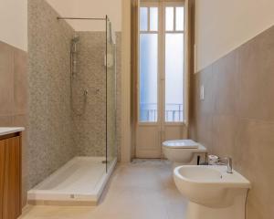 ein Badezimmer mit Dusche, Toilette und Waschbecken in der Unterkunft Expa in Palermo + 50 Fotos