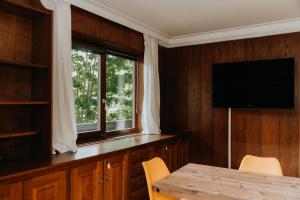jadalnia ze stołem i oknem w obiekcie Appartement Zentrum w mieście Wagrain