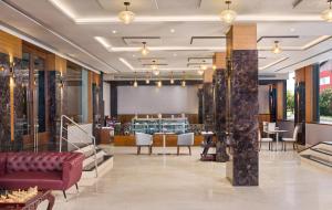 hol sklepu z kanapą i krzesłami w obiekcie Saya Grand Resort By Treat Thane w mieście Dive +41 zdjęć