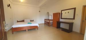 Ένα ή περισσότερα κρεβάτια σε δωμάτιο στο Hill house mirissa