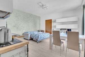 Nhà bếp/bếp nhỏ tại Sirmione - Jacuzzi, Garden & BBQ +26 ảnh