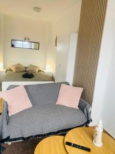 Habitación con cama y sofá con mesa en Apartamento en frente al mar de Empuriabrava, en Empuriabrava