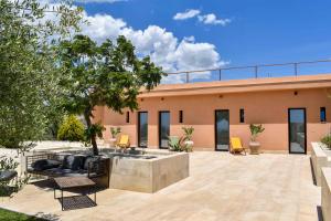 a house with a fountain in the courtyard at Redimeti Country House in Avola