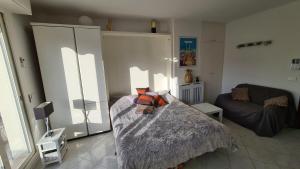 Postel nebo postele na pokoji v ubytování Appartement 2P Terrasse Cannes Croisette Beach 100 meters