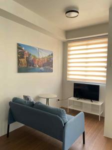 TV a/nebo společenská místnost v ubytování Studio Apartment with Balcony at East Residences Ortigas
