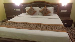Postel nebo postele na pokoji v ubytování Hotel Suraj Palace