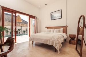 Ένα ή περισσότερα κρεβάτια σε δωμάτιο στο Jacuzzi 3BR Villa - Prime Canggu - Near Ocean +44 φωτογραφίες