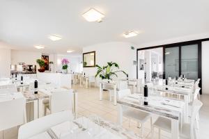 Reštaurácia alebo iné gastronomické zariadenie v ubytovaní Hotel Blues