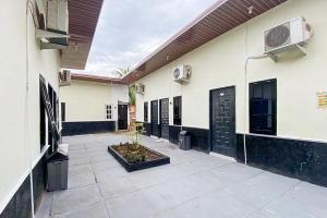 an empty courtyard of a building with a patio at Reddoorz Syariah at Sadulur Pematang Sulur Jambi in Kinati