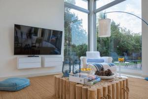 Μια τηλεόραση ή/και κέντρο ψυχαγωγίας στο Beach House Galei