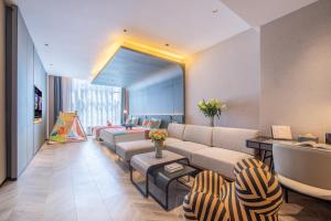 a living room with couches and chairs in a room at Atour S Hotel Lanzhou Guanghui East Red Square in Lanzhou +44 photos