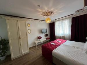 Postel nebo postele na pokoji v ubytování Le Safran Suite Hotel