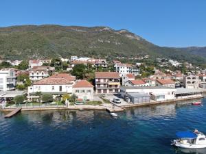 デノヴィチにあるDjenovici Sunny port apartmentの水上の町