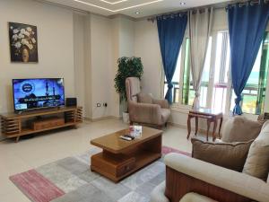 Televiisor ja/või meelelahutuskeskus majutusasutuses Asafra Luxury Condo with Charming Sea view