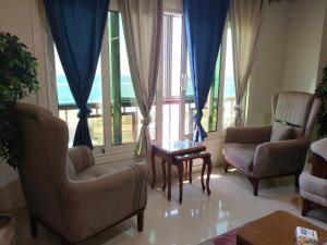 Istumisnurk majutusasutuses Asafra Luxury Condo with Charming Sea view