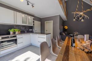 a kitchen and dining room with a wooden table at Ferienhaus Hünzingen in Walsrode