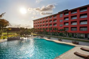 duży basen przed budynkiem w obiekcie Saya Grand Resort By Treat Thane w mieście Dive