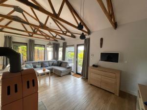 Μια τηλεόραση ή/και κέντρο ψυχαγωγίας στο Ferienhaus am Hennesee