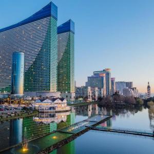 un perfil urbano con edificios altos y un río en Orbi aparthotel, en Batumi