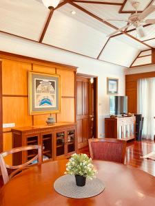 a dining room with a table and chairs at บ้านมนชเลชะอำ ติดชายหาด Baan Monchale in Ban Sa +26 photos