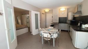 Η κουζίνα ή μικρή κουζίνα στο L'Ostréa T2 avec piscine et parking face plage