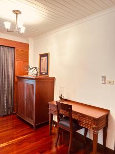 a room with a wooden desk and a cabinet at บ้านมนชเลชะอำ ติดชายหาด Baan Monchale in Ban Sa