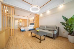 Gulta vai gultas numurā naktsmītnē Kuanyue Service Apartment Chongqing Lijia Children's Hospital Happy Valley Branch