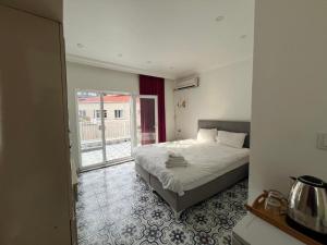 Postel nebo postele na pokoji v ubytování Le Safran Suite Hotel