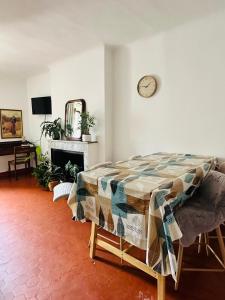 Telewizja i/lub zestaw kina domowego w obiekcie Le cosy du Panier