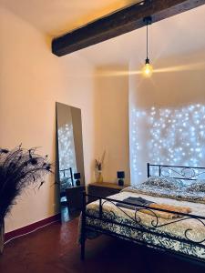 Łóżko lub łóżka w pokoju w obiekcie Le cosy du Panier