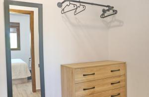ein Zimmer mit einer Holzkommode und ein Schlafzimmer in der Unterkunft Casa Marcucaña el Palmar in El Palmar + 11 Fotos