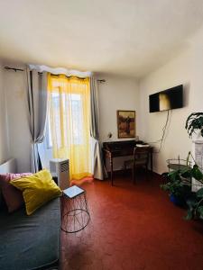 Telewizja i/lub zestaw kina domowego w obiekcie Le cosy du Panier