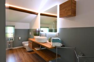 un baño con lavabo e inodoro en Melina's Wine Retreat, en Salionze 30 fotos más