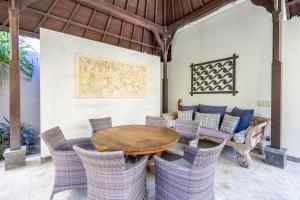 Ruang duduk di Kejora Beachfront Villas