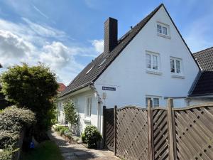 Casa blanca con valla de madera en Küstenglück Sylt D1, en Westerland