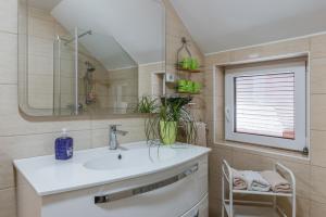 A bathroom at Rooms Zupančič Még 37 kép