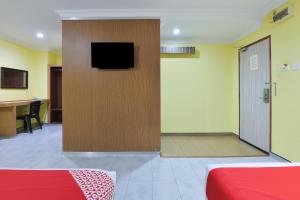TV a/nebo společenská místnost v ubytování Hotel O Rayyan Soffea Managed by Oravel