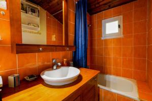 a bathroom with a sink and a bath tub at Nitedo- Maison avec jardin et terrasse - 200m plage et forêt in Mimizan-Plage +17 photos