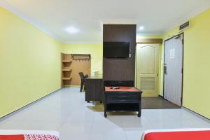 TV a/nebo společenská místnost v ubytování Hotel O Rayyan Soffea Managed by Oravel