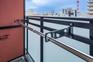 metalowa poręcz na balkonie z widokiem w obiekcie Apartment Hotel 11 Nagoya w mieście Nagoja