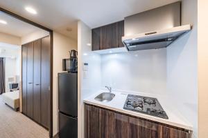 kuchnia ze zlewem i lodówką w obiekcie Apartment Hotel 11 Nagoya w mieście Nagoja