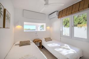 Postel nebo postele na pokoji v ubytování Urbanización El Oasis, 20 Villas en 1ª Línea Playa + 37 fotografií