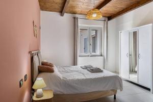 une chambre avec un grand lit et une fenêtre dans l'établissement Villa il Gelso, à Castagnole Lanze 27 autres photos